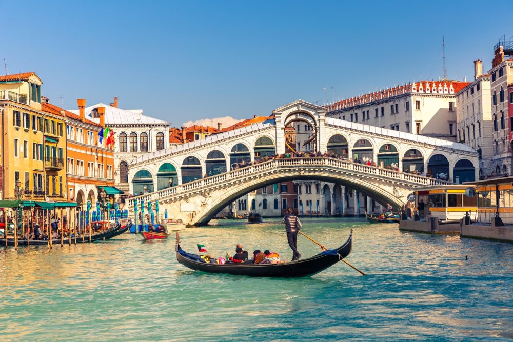 Il ponte di Rialto tra le onde del Canale